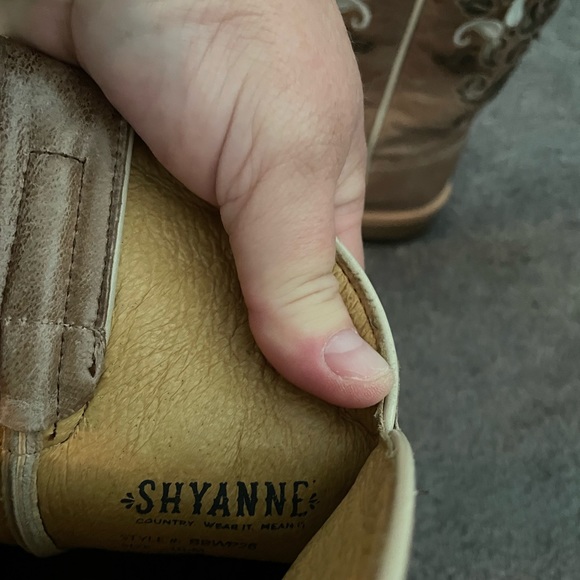 These are absolutely BEAUTIFUL boots y’all, please read description below - Picture 6 of 6